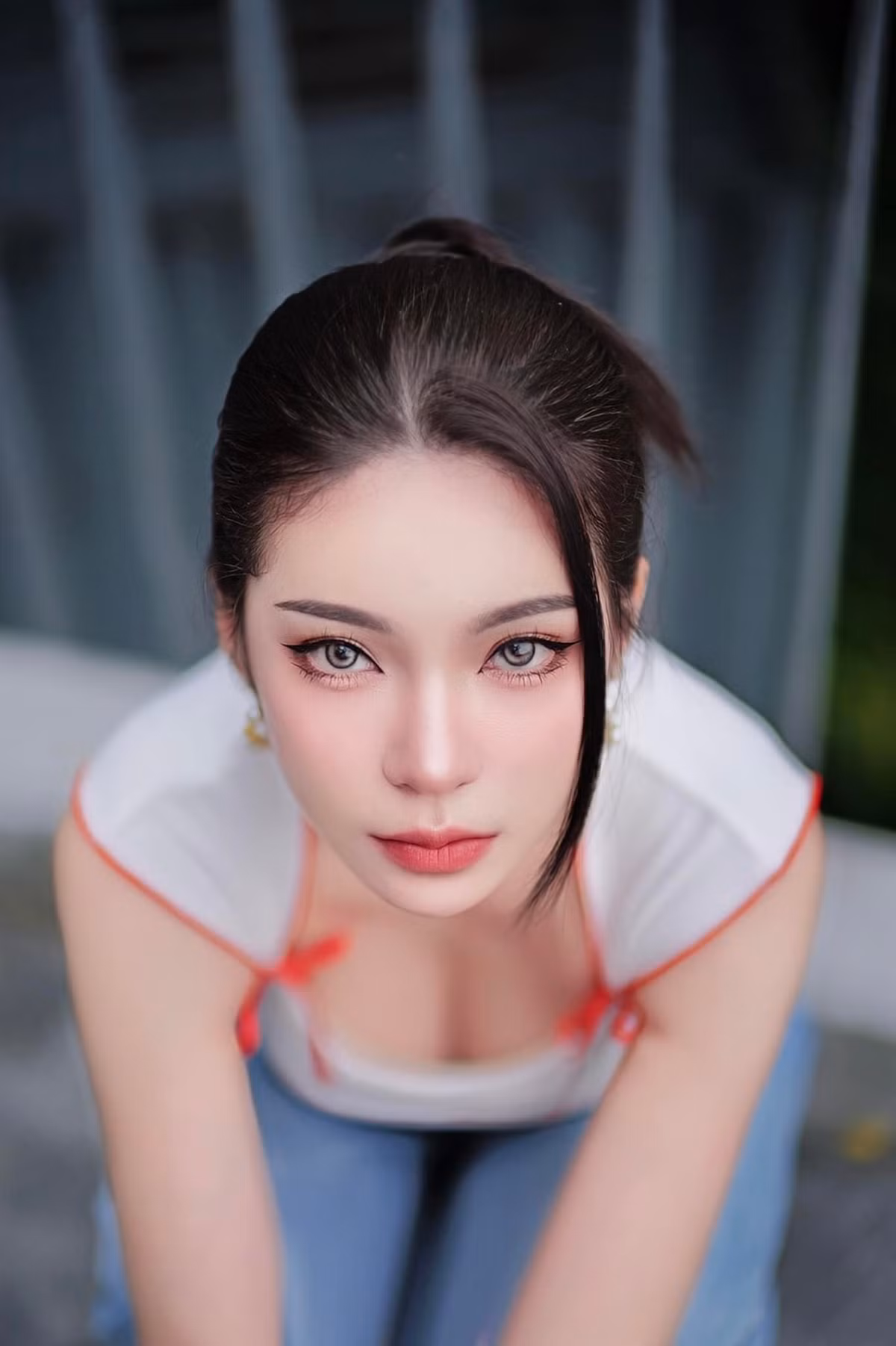 Janet Kanokwan Saesim sở hữu gương mặt thon gọn nhưng lại có 2 bầu má bầu bĩnh, đôi mắt to tròn được nhiều người nhận xét có sự tương đồng với sự sắc sảo, nhưng cũng vô cùng dễ thương của loài mèo.