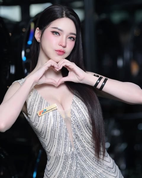 Cô nàng là nữ người mẫu quen mặt trong nhiều sự kiện lớn về ô tô và công nghệ.