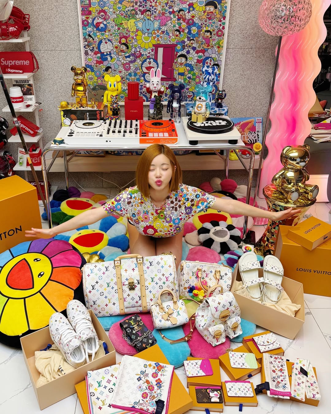 Là một nữ DJ theo đuổi phong cách gợi cảm, Soda luôn biết cách để khiến mình trở nên nóng bỏng dù không cần phải diện đồ hở hang.