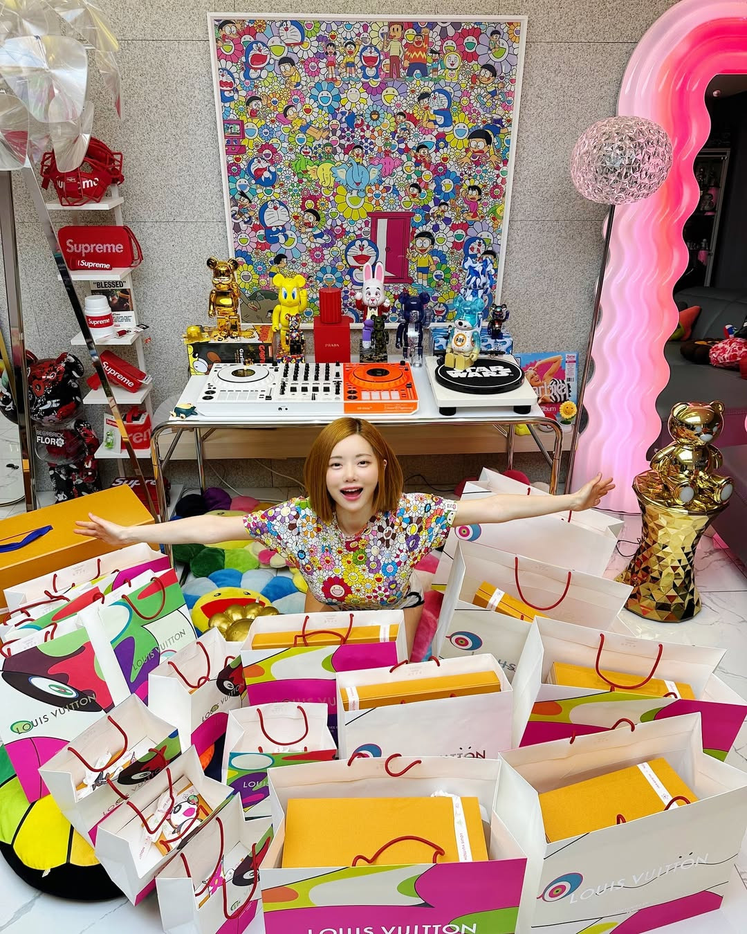 DJ Soda, tên thật là Hwang So-hee, sinh năm 1988. Cô là một nữ DJ người Hàn Quốc nổi tiếng.