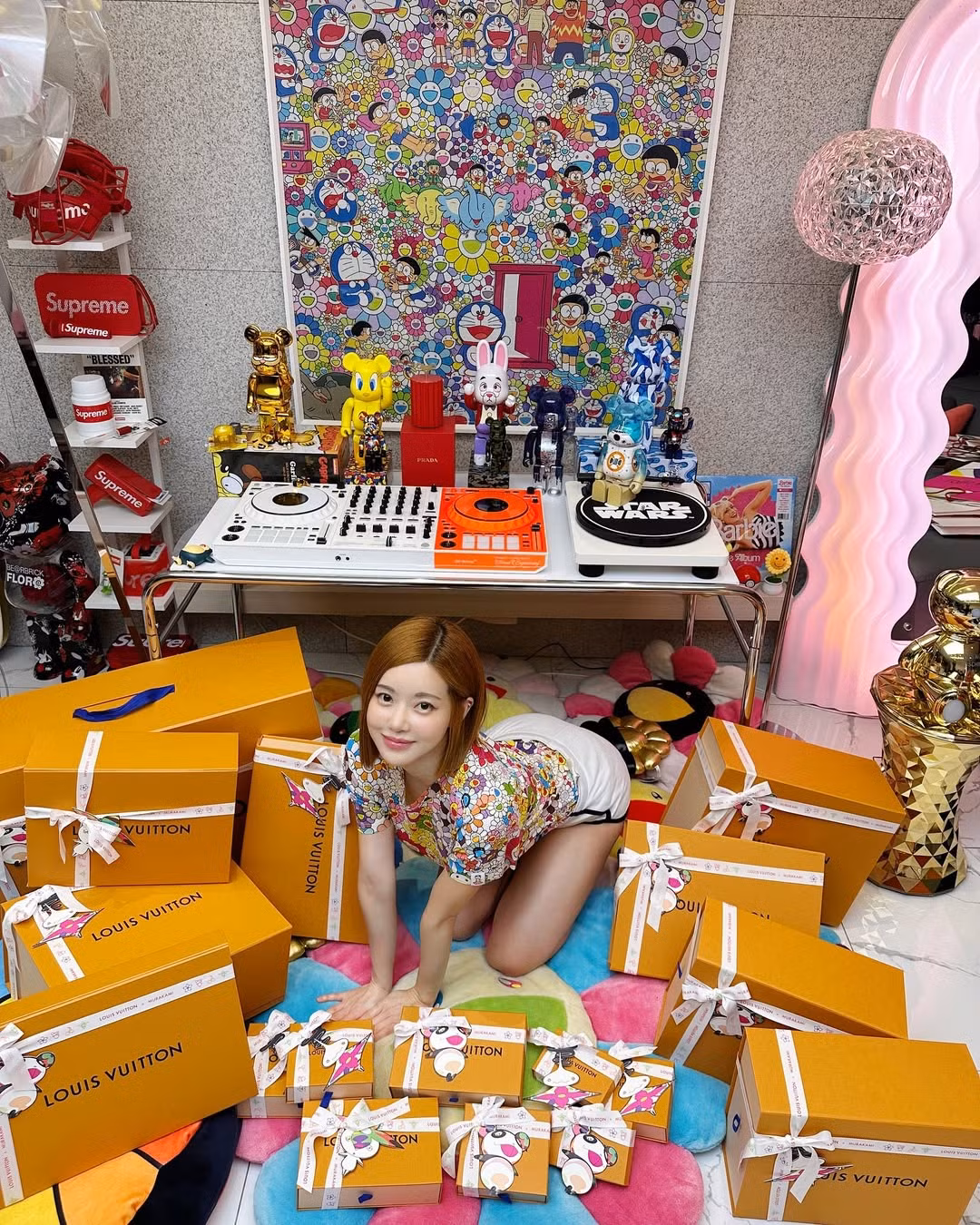 Bên cạnh đó, màn tạo dáng gợi cảm giữa loạt đồ hiệu của nữ DJ khiến nhiều người vô cùng thích thú.