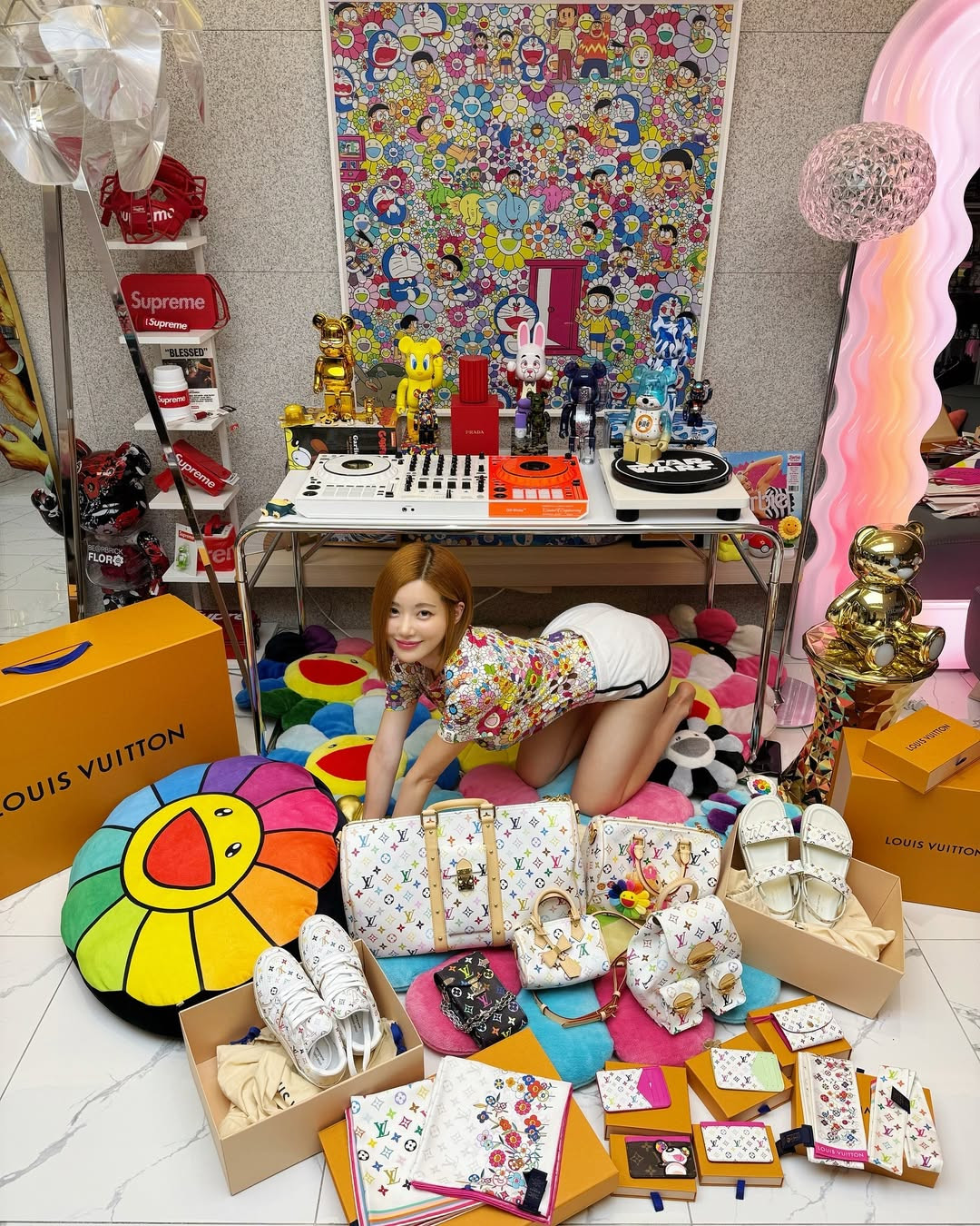Mới đây trên trang cá nhân, cô nàng DJ Soda vừa đăng tải loạt ảnh unbox loạt đồ hiệu cùng đến từ thương hiệu xa xỉ Louis Vuitton.