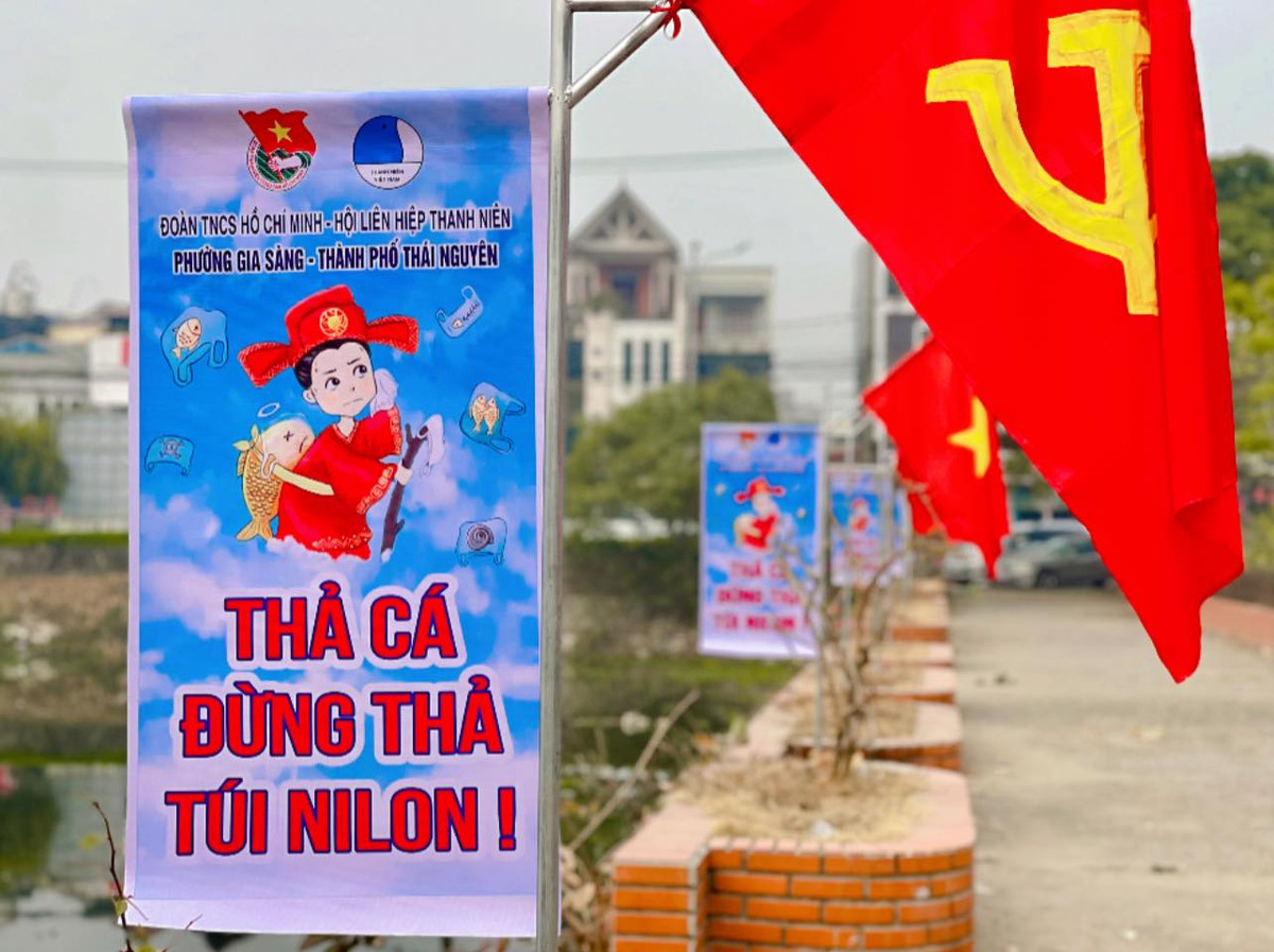 Trên mạng xã hội, hashtag thacakhongthanilon cũng được nhiều người sử dụng, đồng thời kêu gọi nhau cùng về tuyên truyền với người nhà cách thả cá văn minh, phù hợp văn hóa người Việt.