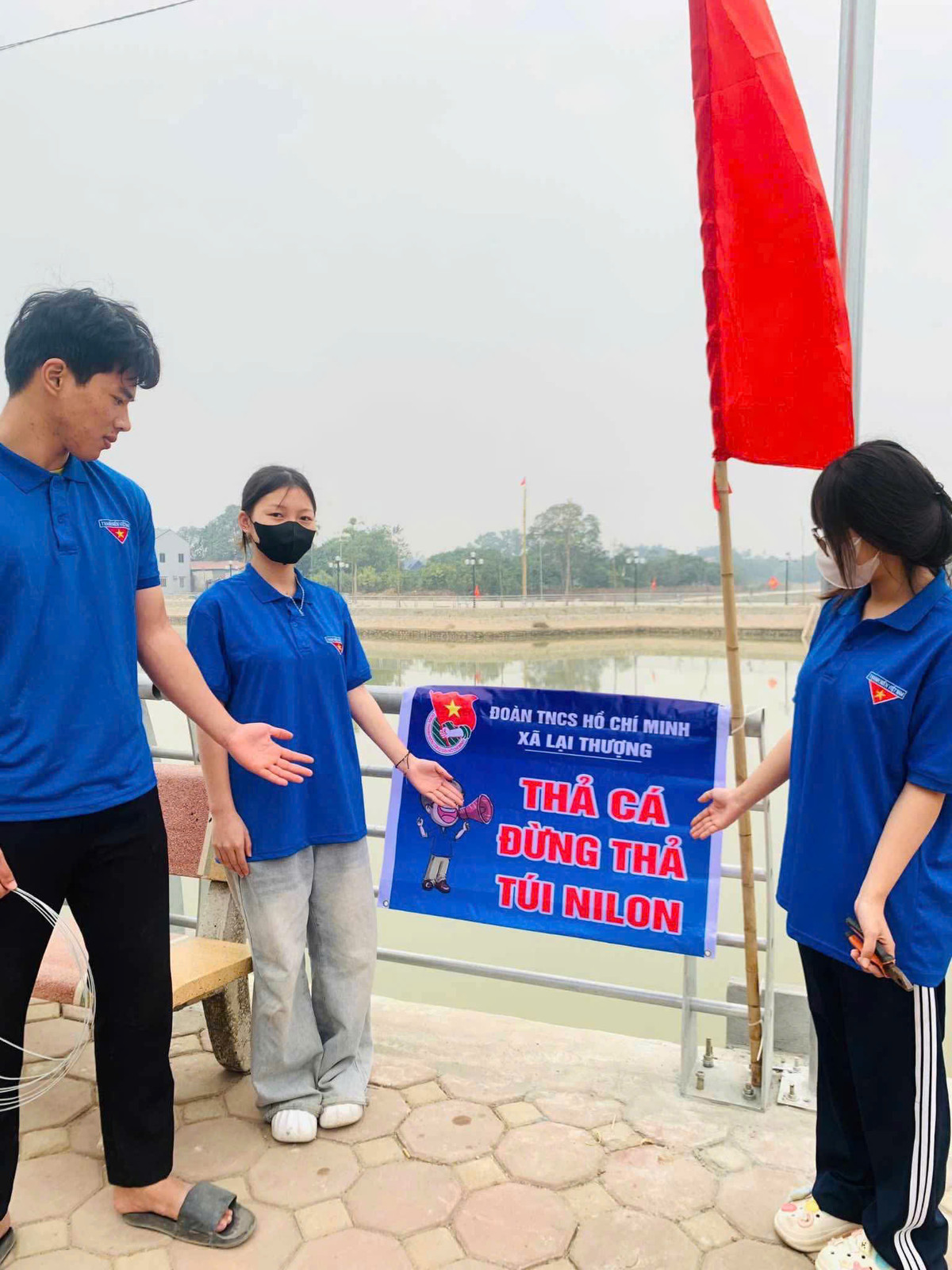 Để tình trạng này không tái diễn như nhiều năm, rất nhiều bạn trẻ đã cùng chung tay tuyên truyền thông điệp "thả cá đừng thả túi nilon".