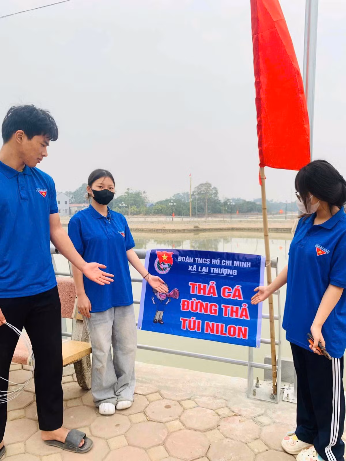 Để tình trạng này không tái diễn như nhiều năm, rất nhiều bạn trẻ đã cùng chung tay tuyên truyền thông điệp "thả cá đừng thả túi nilon".