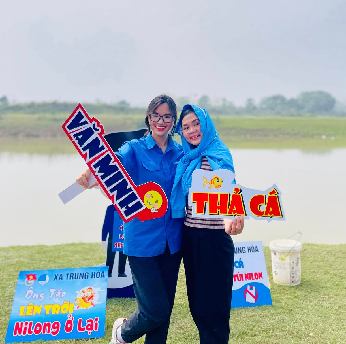 Nhiều đoàn thanh niên của các phường, xã khắp nơi đã chung tay thực hiện chiến dịch tuyên truyền cách thả cá chép văn minh, không ảnh hưởng đến môi trường.