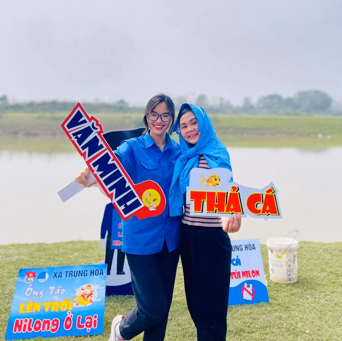 Nhiều đoàn thanh niên của các phường, xã khắp nơi đã chung tay thực hiện chiến dịch tuyên truyền cách thả cá chép văn minh, không ảnh hưởng đến môi trường.