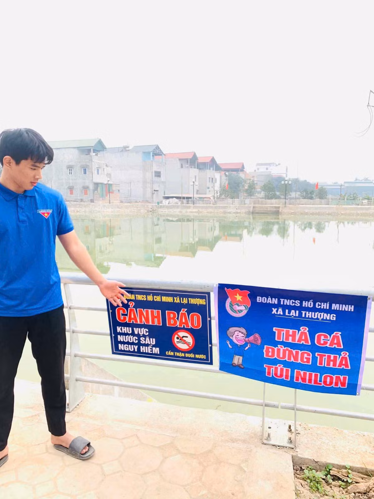 Các sông hồ phải oằn mình gánh 1 lượng rác thải lớn do con người đổ ra.