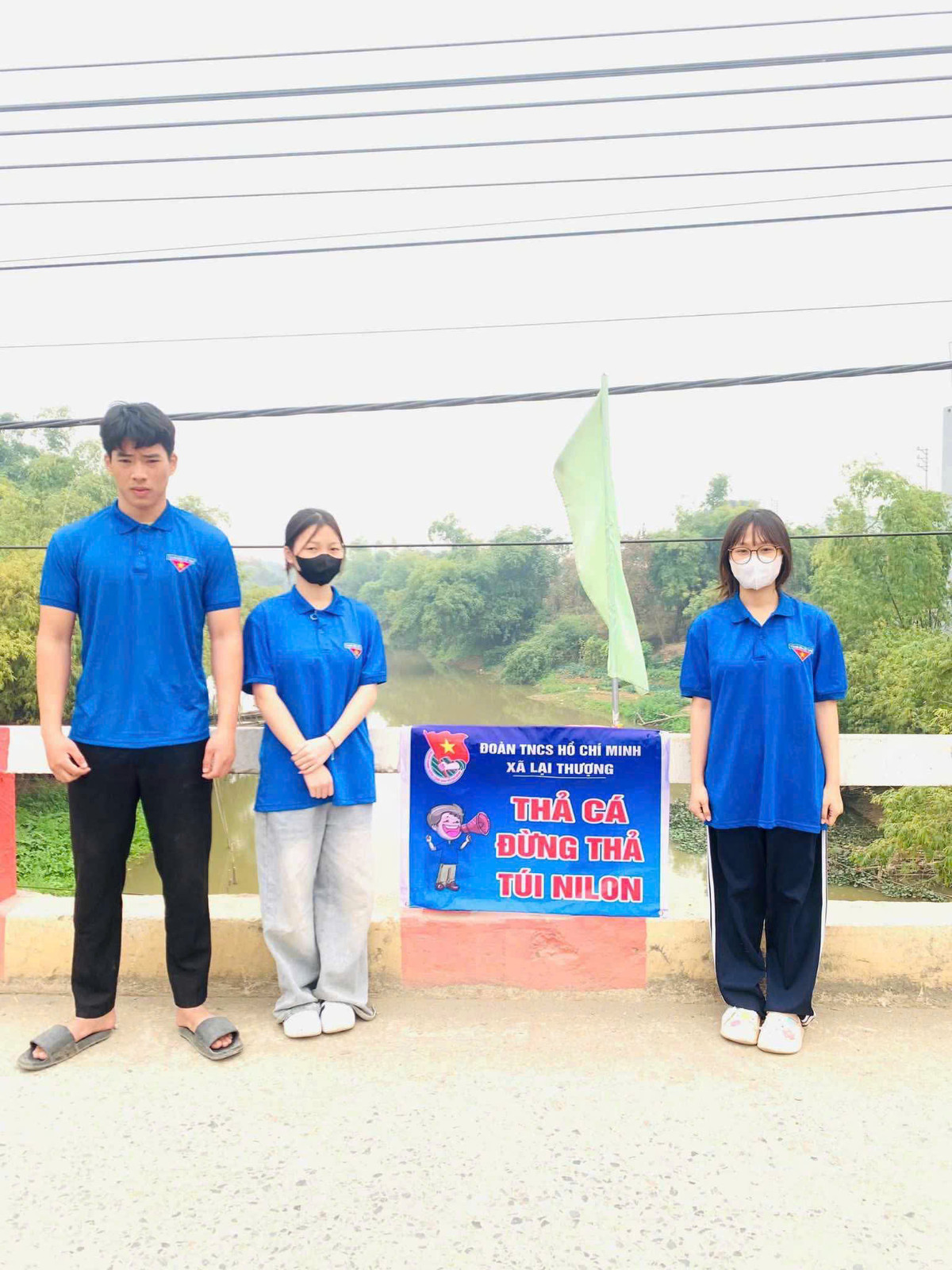 Vốn là một hành động đẹp, tuy nhiên nhiều năm, sau khi cá chép được thả xuống sông, suối, ao hồ người ta dễ gặp tình trạng túi nilon ngập mặt hồ, bàn thờ cũ, tàn tro cũng lềnh phềnh trôi trên mặt nước gây ô nhiễm môi trường.