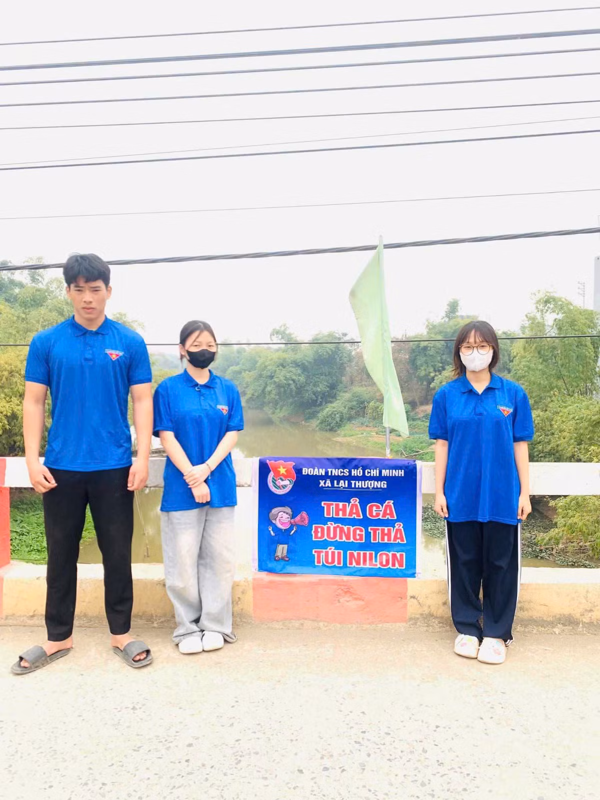 Vốn là một hành động đẹp, tuy nhiên nhiều năm, sau khi cá chép được thả xuống sông, suối, ao hồ người ta dễ gặp tình trạng túi nilon ngập mặt hồ, bàn thờ cũ, tàn tro cũng lềnh phềnh trôi trên mặt nước gây ô nhiễm môi trường.