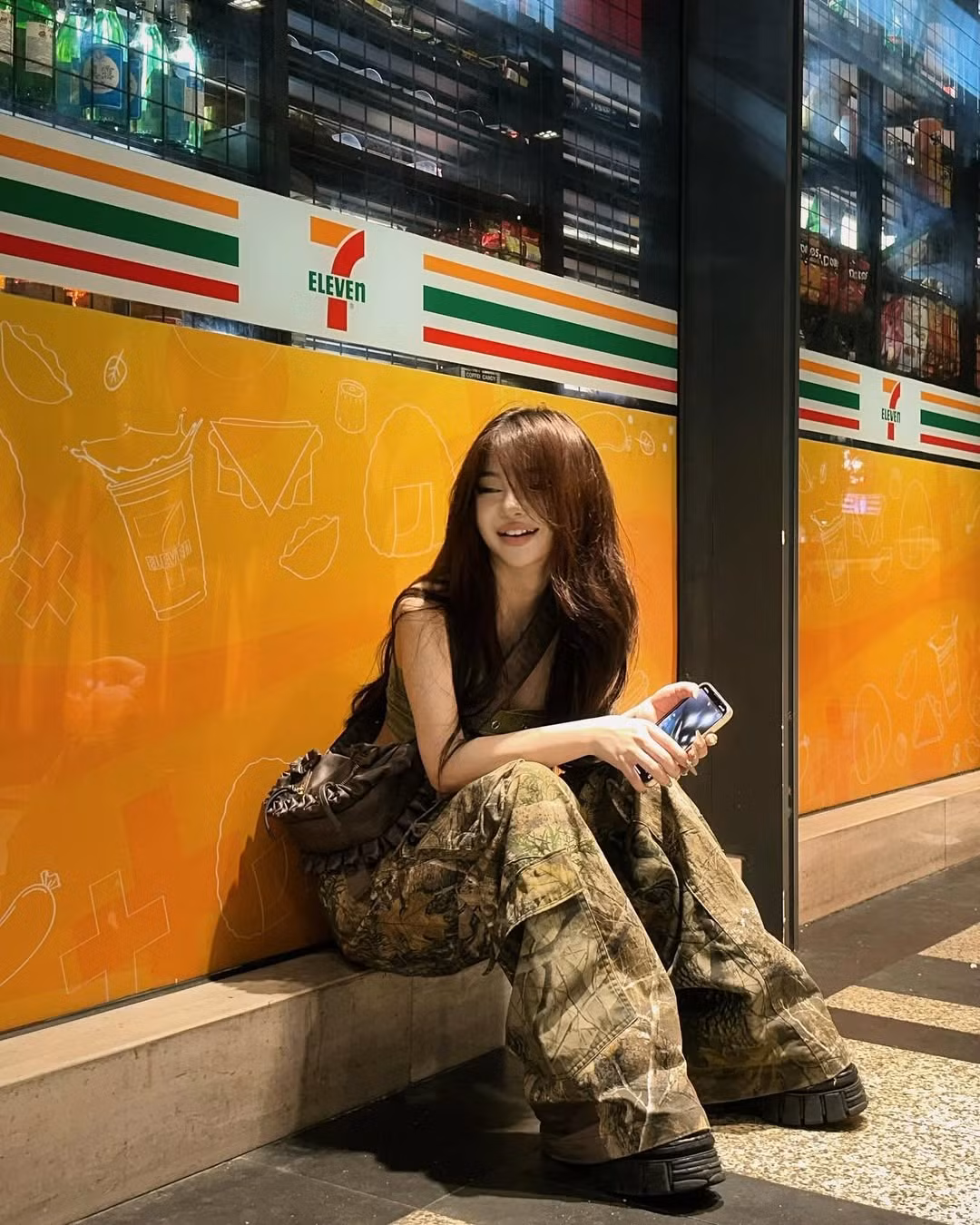 Tuy nhiên thời gian gần đây, nàng hot Instagram theo đuổi phong cách khá chiến.