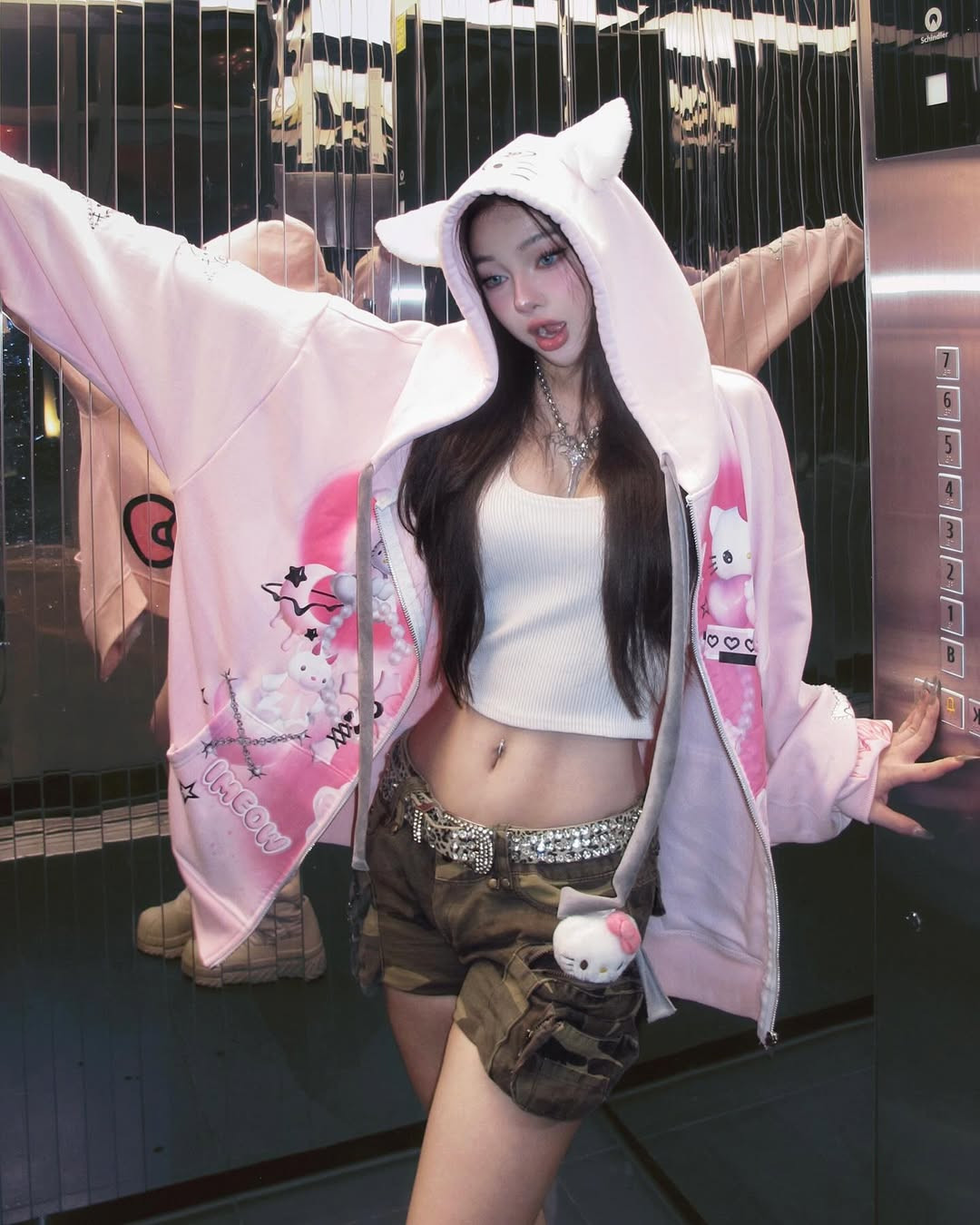 Phong cách trang điểm lai Tây với sự nhấn nhá ở phần mắt được cô nàng ưa thích.