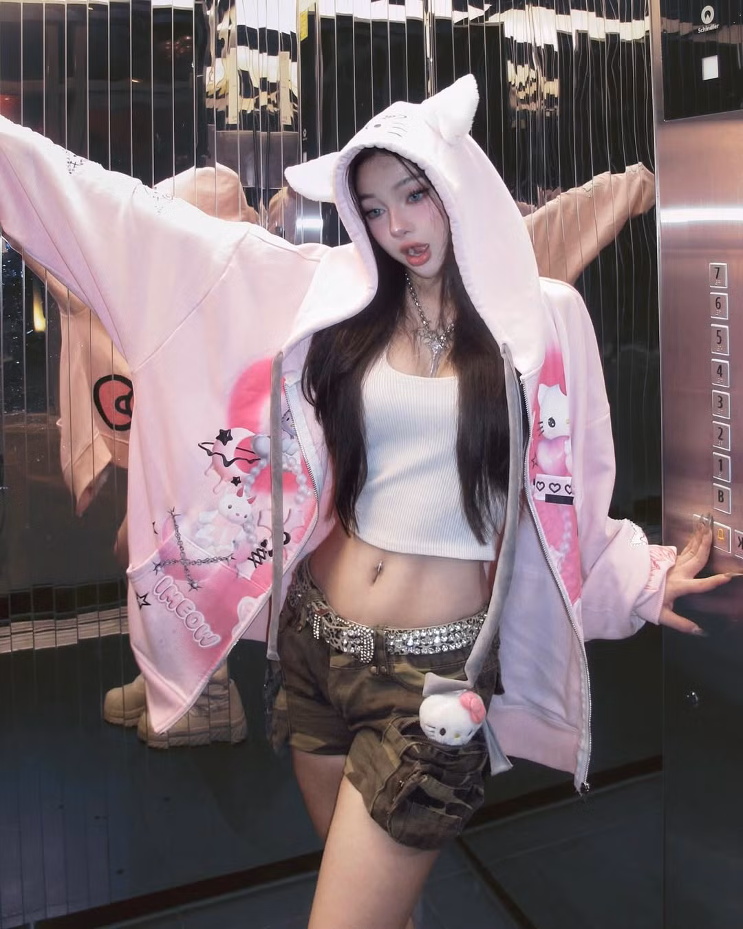 Phong cách trang điểm lai Tây với sự nhấn nhá ở phần mắt được cô nàng ưa thích.