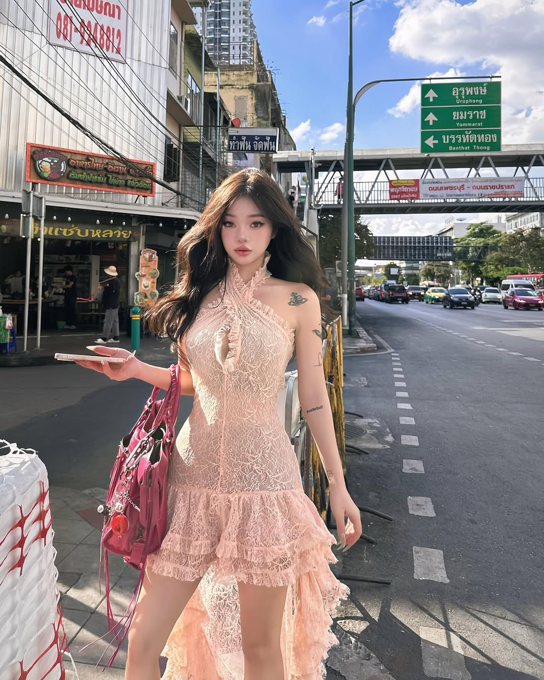 Nhờ phong cách ăn mặc có gu, cô nàng được rất nhiều nhãn hàng mời làm mẫu ảnh.