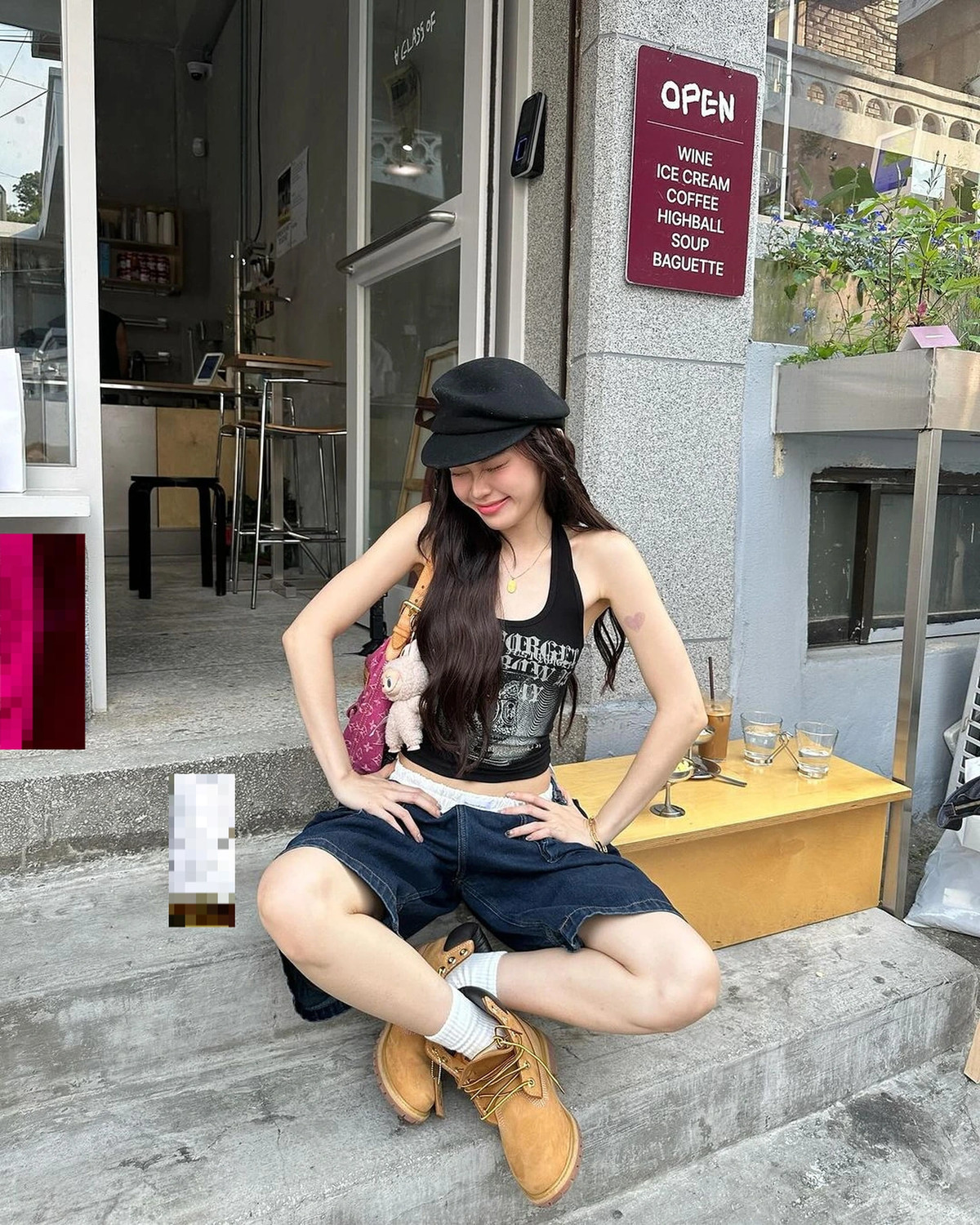 Xu hướng "lộ nội y" không phải là điều mới lạ. Theo Hypebae, nó đã bắt đầu từ những năm 2000 như một biến thể của phong cách "mặc đồ lót như áo khoác ngoài". Tuy nhiên, đến năm 2023, trào lưu này đã được cách tân và trở nên phổ biến hơn bao giờ hết.