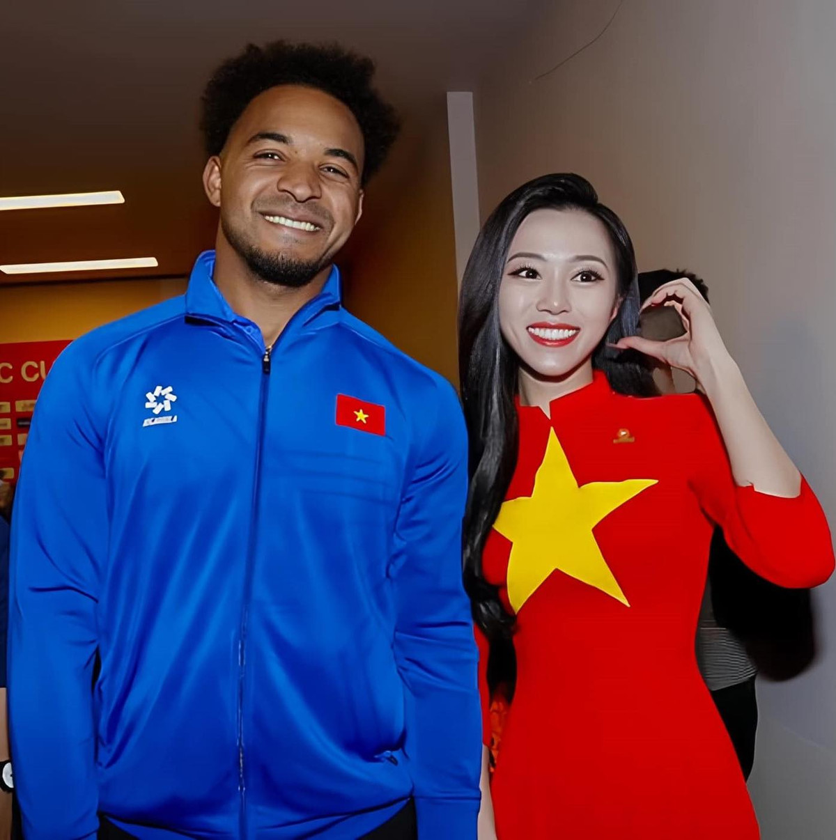 Với giọng nói truyền cảm và kiến thức sâu rộng về bóng đá, cô đã nhanh chóng chiếm được cảm tình của người hâm mộ.