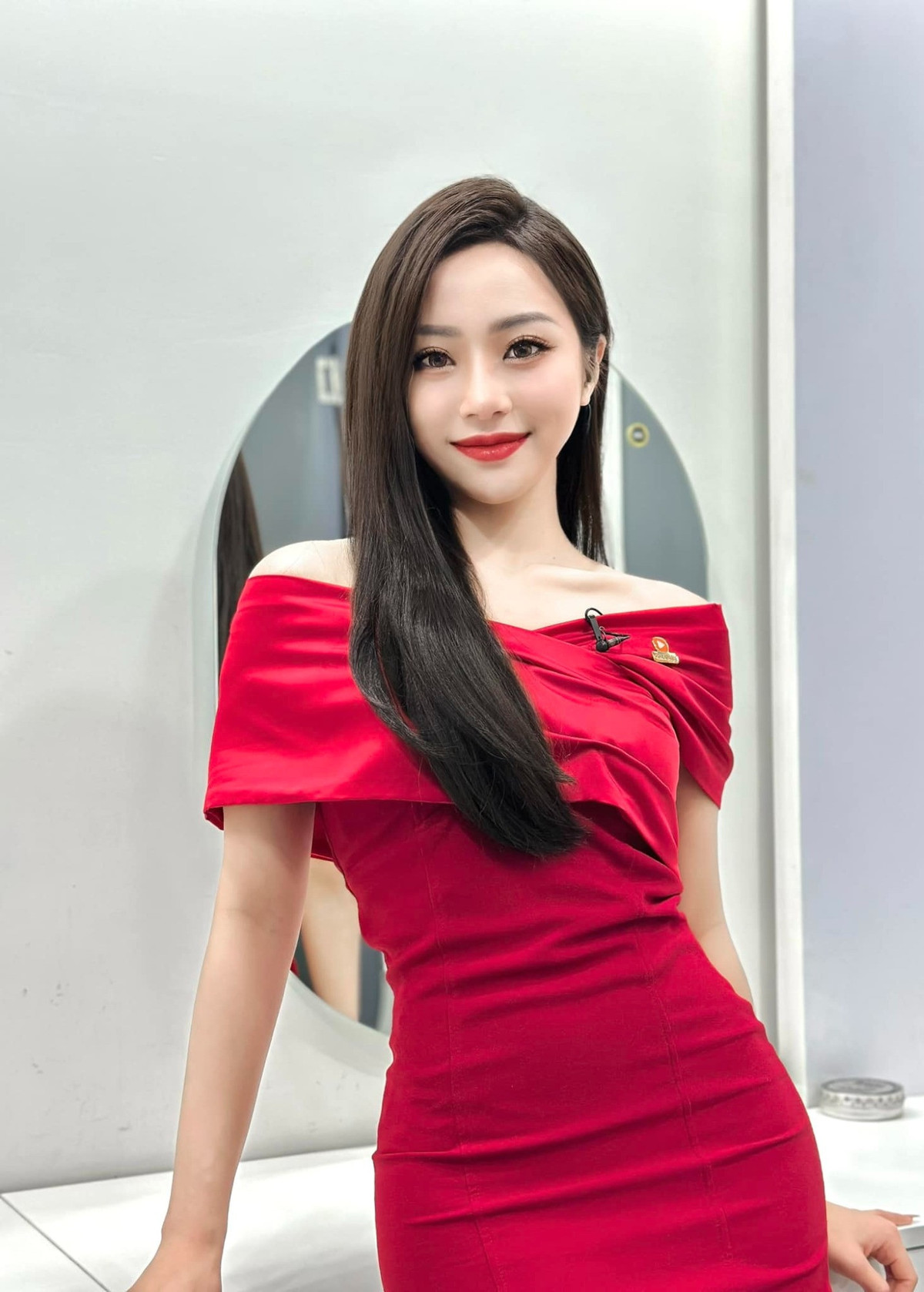 Ở ngoài đời, cô nàng thường xuyên chia sẻ những hình ảnh đời thường với phong cách thời trang trẻ trung, năng động.