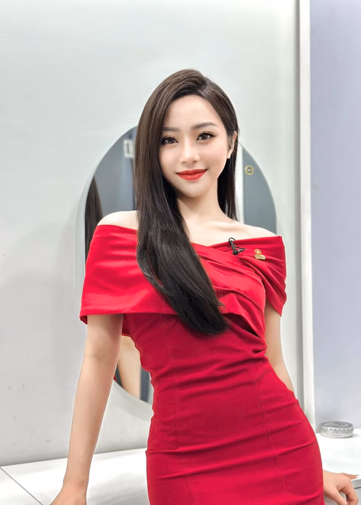 Ở ngoài đời, cô nàng thường xuyên chia sẻ những hình ảnh đời thường với phong cách thời trang trẻ trung, năng động.