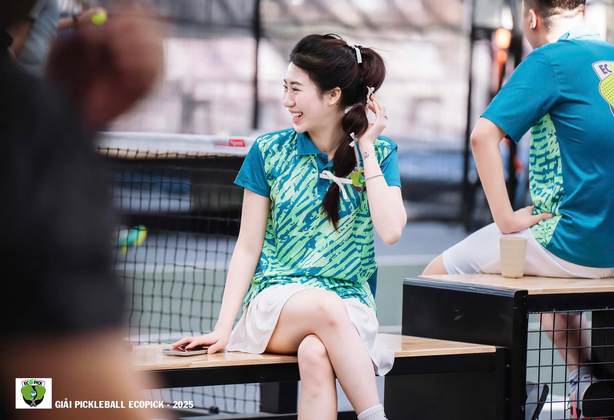 Với fan bóng đá Việt Nam, Nguyễn Nụ không phải cái tên xa lạ. Cô nàng để lại ấn tượng với gương mặt ưa nhìn cùng nhiều lần xuất hiện cùng anh trai là Văn Toàn trên mạng xã hội với những màn troll hài hước.