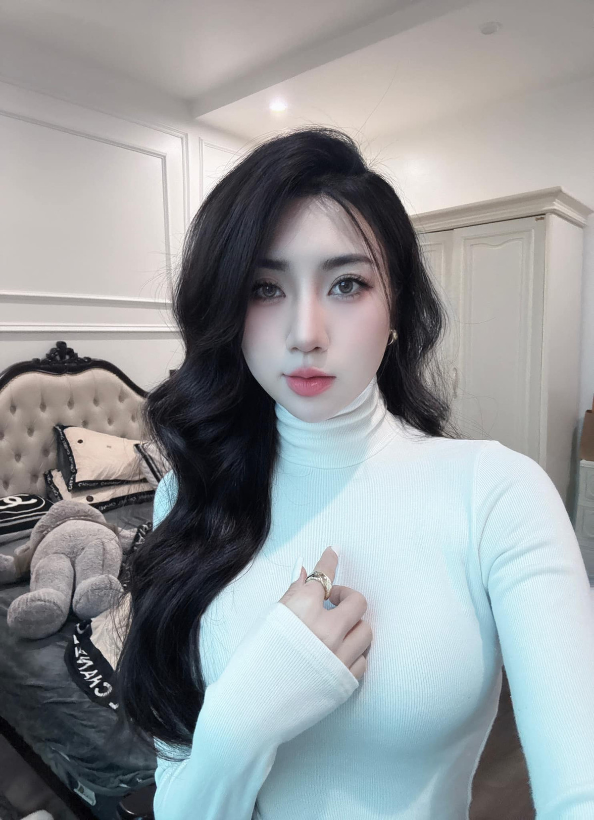 Nguyễn Nụ của tuổi 27 mang vẻ đẹp mặn mà, sắc sảo.