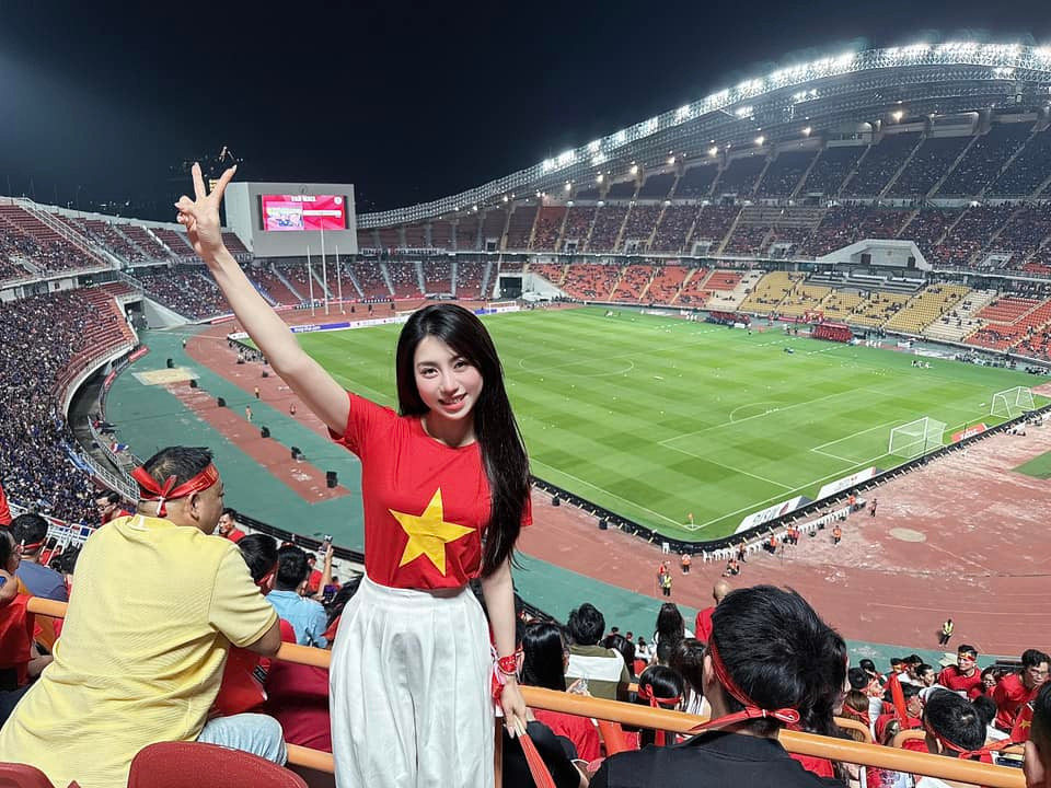 Cô cũng là một trong những thành viên gia đình của đội tuyển quốc gia Việt Nam có mặt trên khán đài sân vận động Rajamangala theo dõi trận chung kết AFF Cup 2024 gay cấn giữa Việt Nam - Thái Lan.