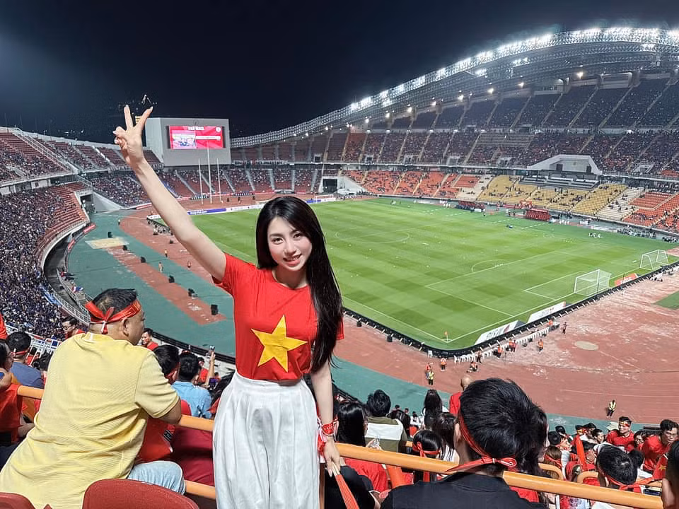 Cô cũng là một trong những thành viên gia đình của đội tuyển quốc gia Việt Nam có mặt trên khán đài sân vận động Rajamangala theo dõi trận chung kết AFF Cup 2024 gay cấn giữa Việt Nam - Thái Lan.