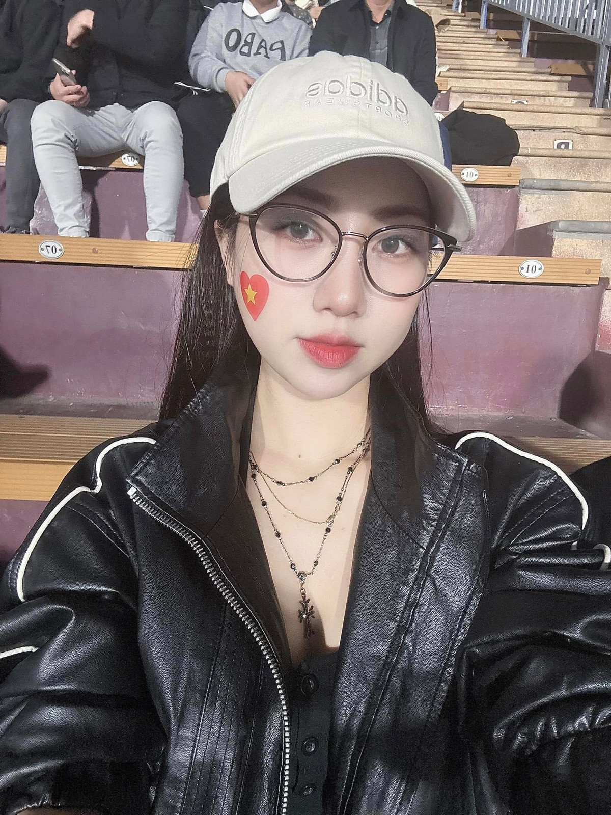 Nguyễn Nụ sở hữu vẻ đẹp dịu dàng, đáng yêu. Theo thời gian, em gái Văn Toàn được khen ngày càng nhuận sắc.