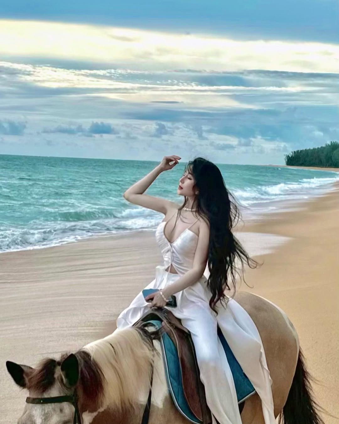 Mặc dù hot girl 23 tuổi luôn khăng khăng mình chưa từng PTTM nhưng nhiều bằng chứng tố cô nàng từng tiêm filler rồi ảnh quá khứ kém sắc dường như lại chứng minh điều ngược lại...