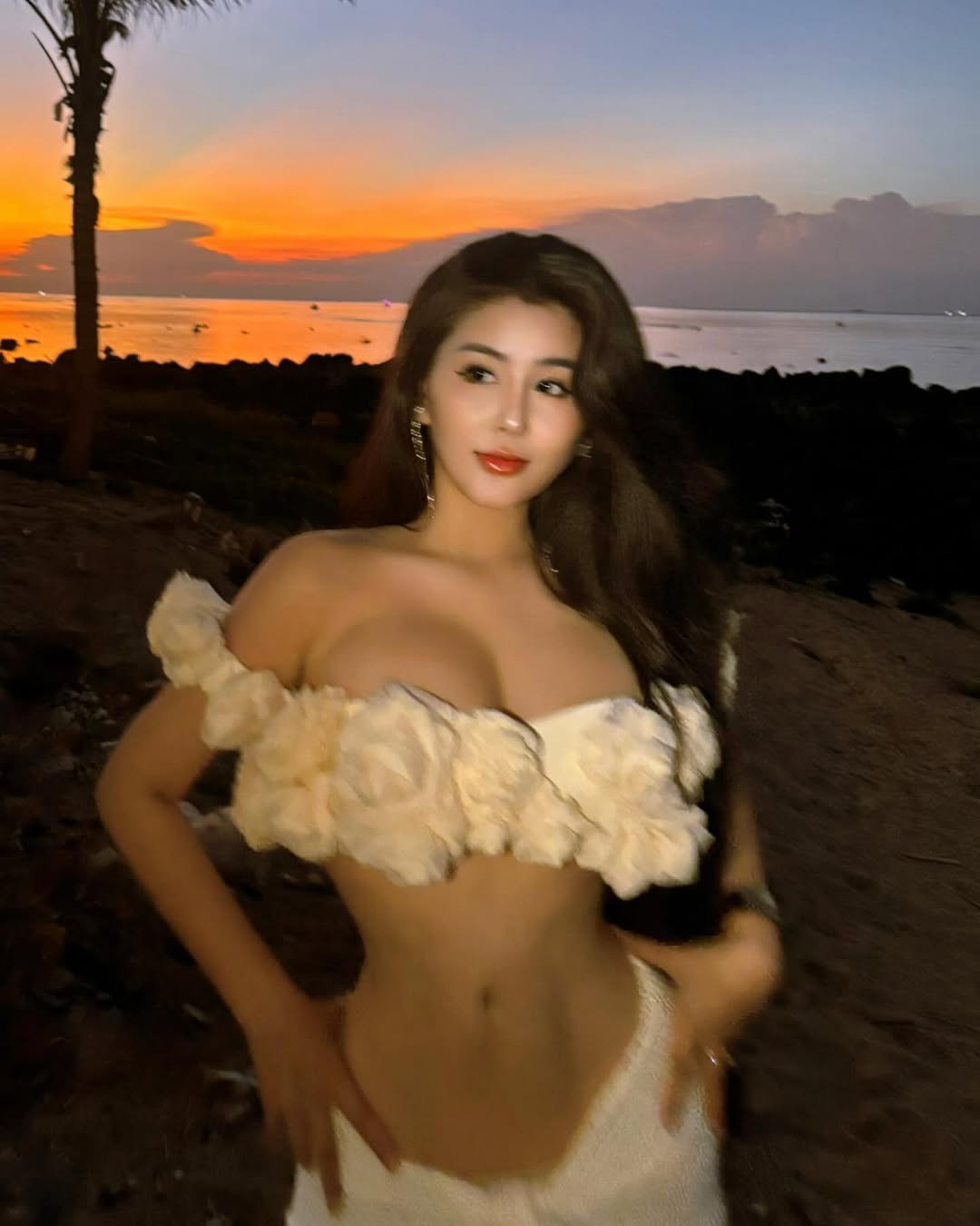 Nhiều lần cô nàng dính phải chính là chuyện cư dân mạng đặt dấu chấm hỏi rốt cuộc nhan sắc của Võ Ngọc Trân có tự nhiên 100% hay không, hay là đã qua can thiệp dao kéo.