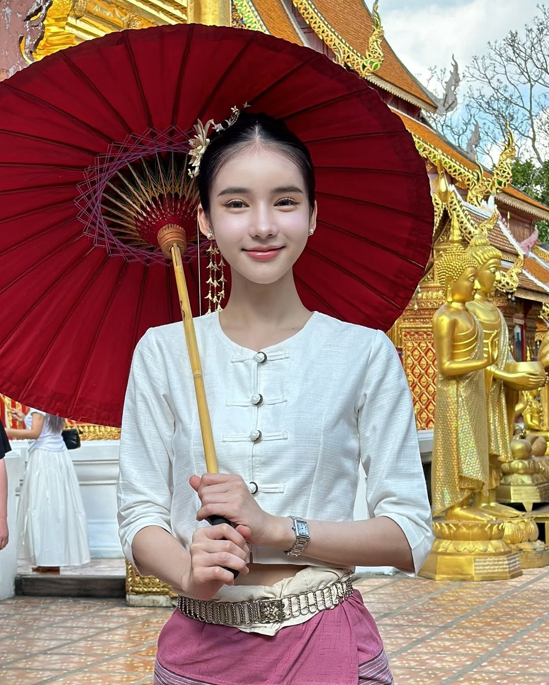 Yoshi Rinrada Thurapan sinh năm 1997. Cô nàng là một trong những mỹ nhân chuyển giới quyến rũ, xinh đẹp và nổi tiếng nhất làng giải trí Thái Lan.