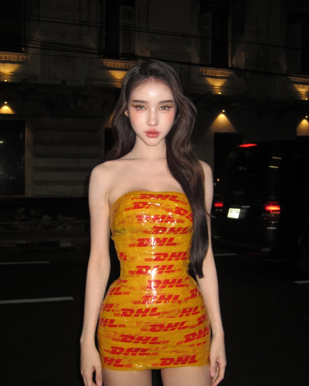 Thiết kế độc đáo này không chỉ khoe trọn vóc dáng nuột nà của Rinrada mà còn thể hiện một phong cách thời trang táo bạo, phá cách, sẵn sàng thử nghiệm những điều mới lạ.