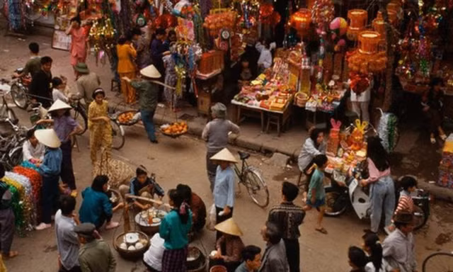 Những gánh hàng hoa đào, hoa mai rực rỡ sắc màu, những chậu quất trĩu quả đã tạo nên một không khí thật sự tưng bừng.
