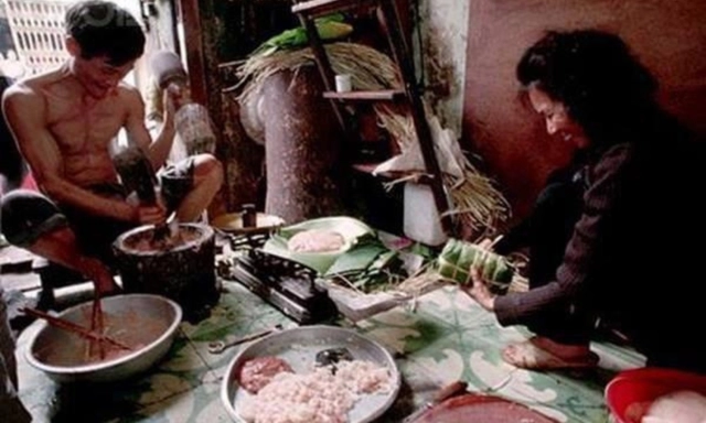 Một trong những hình ảnh đặc trưng của Tết xưa là cả gia đình cùng nhau gói bánh chưng.