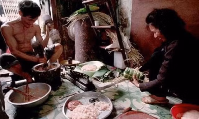 Một trong những hình ảnh đặc trưng của Tết xưa là cả gia đình cùng nhau gói bánh chưng.