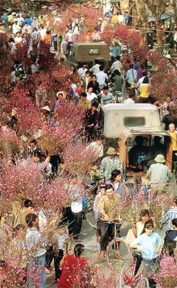 Những bức ảnh chụp lại khung cảnh người dân chuẩn bị Tết những năm 90 như đưa mỗi người lên chuyến tàu quay trở về một thời đã qua, khi cuộc sống còn chậm rãi và con người chan chứa tình cảm.