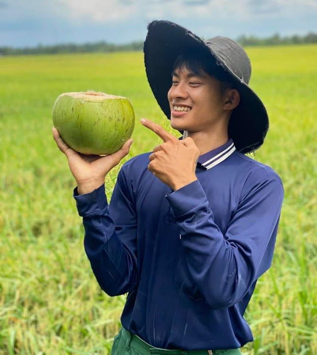 Lê Tuấn Khang, sinh năm 2002, quê ở Sóc Trăng. Anh được biết đến với những video hài hước, giản dị về cuộc sống miền Tây.