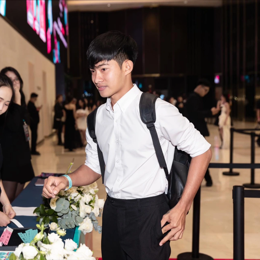 Từ một sự cố trao nhầm giải tại sự kiện TikTok Awards Vietnam 2024, cái tên Lê Tuấn Khang bị so sánh với một Tiktoker khác. Tuy nhiên, cũng nhờ vậy mà nam Tiktoker đã có màn tăng follow thần tốc.