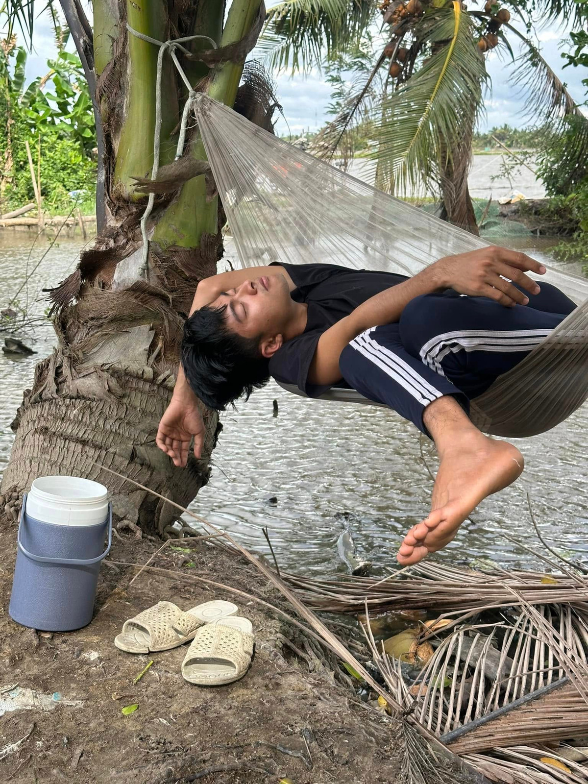 Lê Tuấn Khang không ngại chia sẻ những câu chuyện đời thường, những khoảnh khắc vui buồn trong cuộc sống. Điều này giúp khán giả cảm thấy gần gũi và dễ dàng đồng cảm.