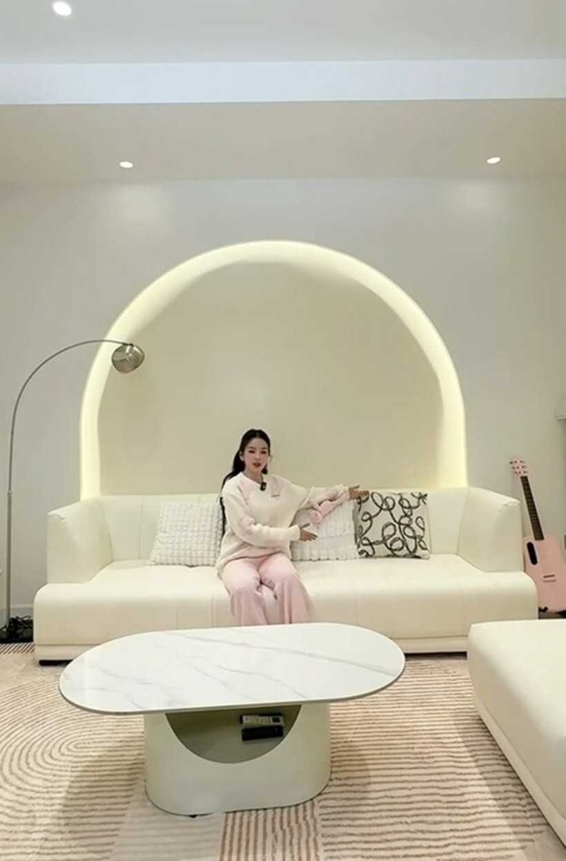 Tuy DJ Mie không giới thiệu chi tiết nhà mới của mình nằm trong khu vực nào ở TP.HCM nhưng nhìn từ ngoài vào trong, nhiều người cũng đánh giá “không phải dạng vừa”. Căn nhà có thiết kế giống như trong các khu biệt thự liền kề, có sân vườn rộng, tầm nhìn thoáng và đảm bảo an ninh.