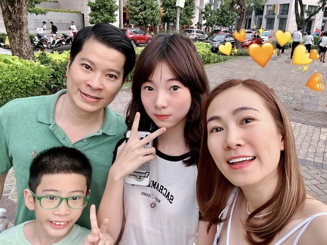 Nữ MC sinh năm 1981 có sự nghiệp ngày càng phát triển và một tổ ấm hạnh phúc, đẹp như mơ bên ông xã doanh nhân Thái Kim Sơn và 2 con: bé Dâu (13 tuổi) và bé Bon (9 tuổi).