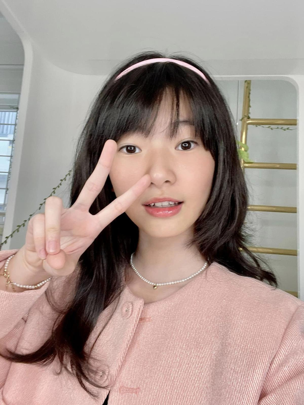 Nhiều người còn nhận xét cô bé có nét xinh xắn khá lạ mắt, giống như gái Hàn.