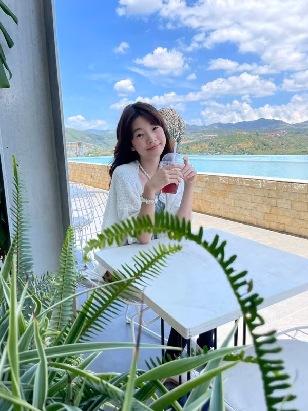 Được biết, vì được theo học trường quốc tế nên bé Dâu có khả năng nói tiếng Anh khá tốt.