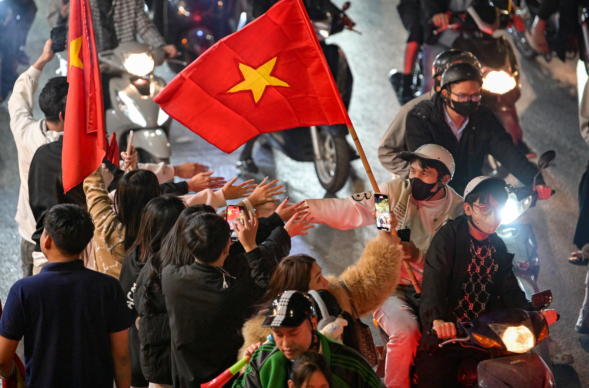 Những cái bắt tay giữa những người xa lạ.