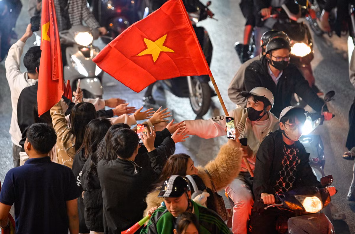 Những cái bắt tay giữa những người xa lạ.