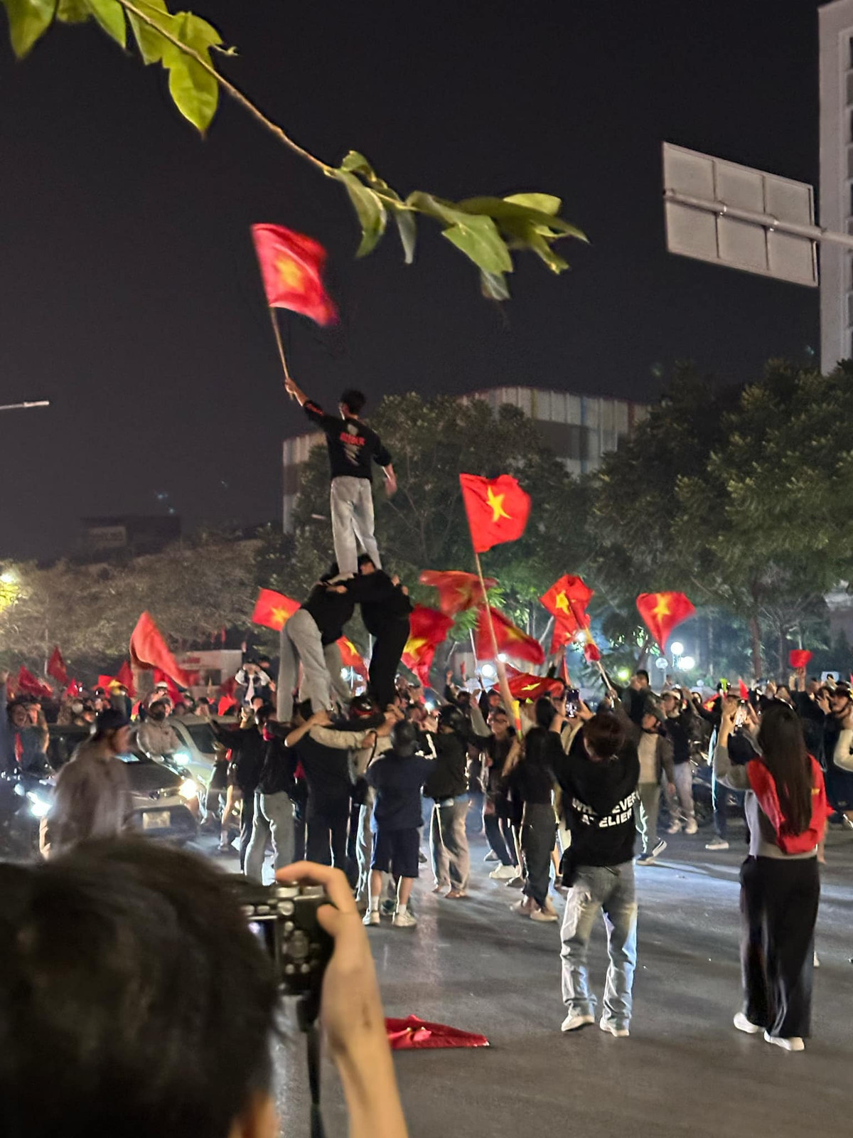 Nhiều màn trình diễn ngẫu hứng được diễn ra ngày trên đường phố.