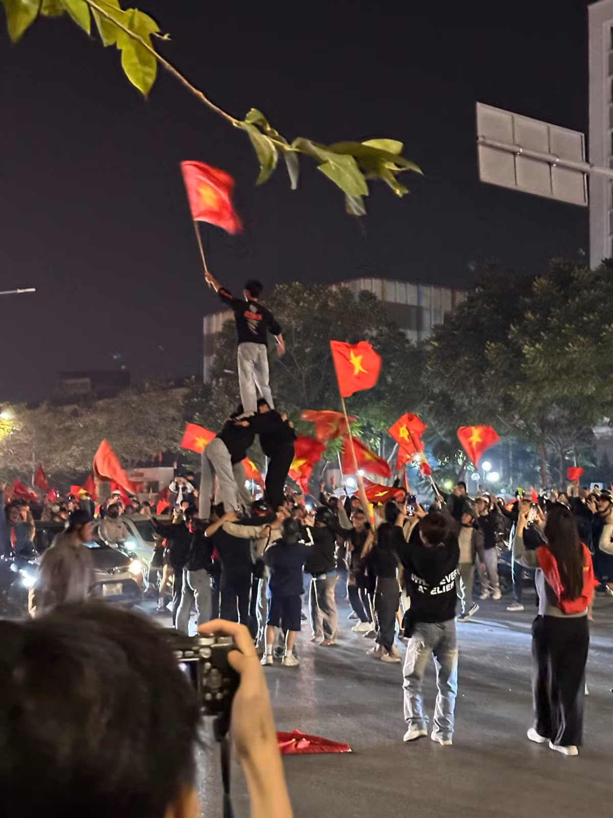 Nhiều màn trình diễn ngẫu hứng được diễn ra ngày trên đường phố.