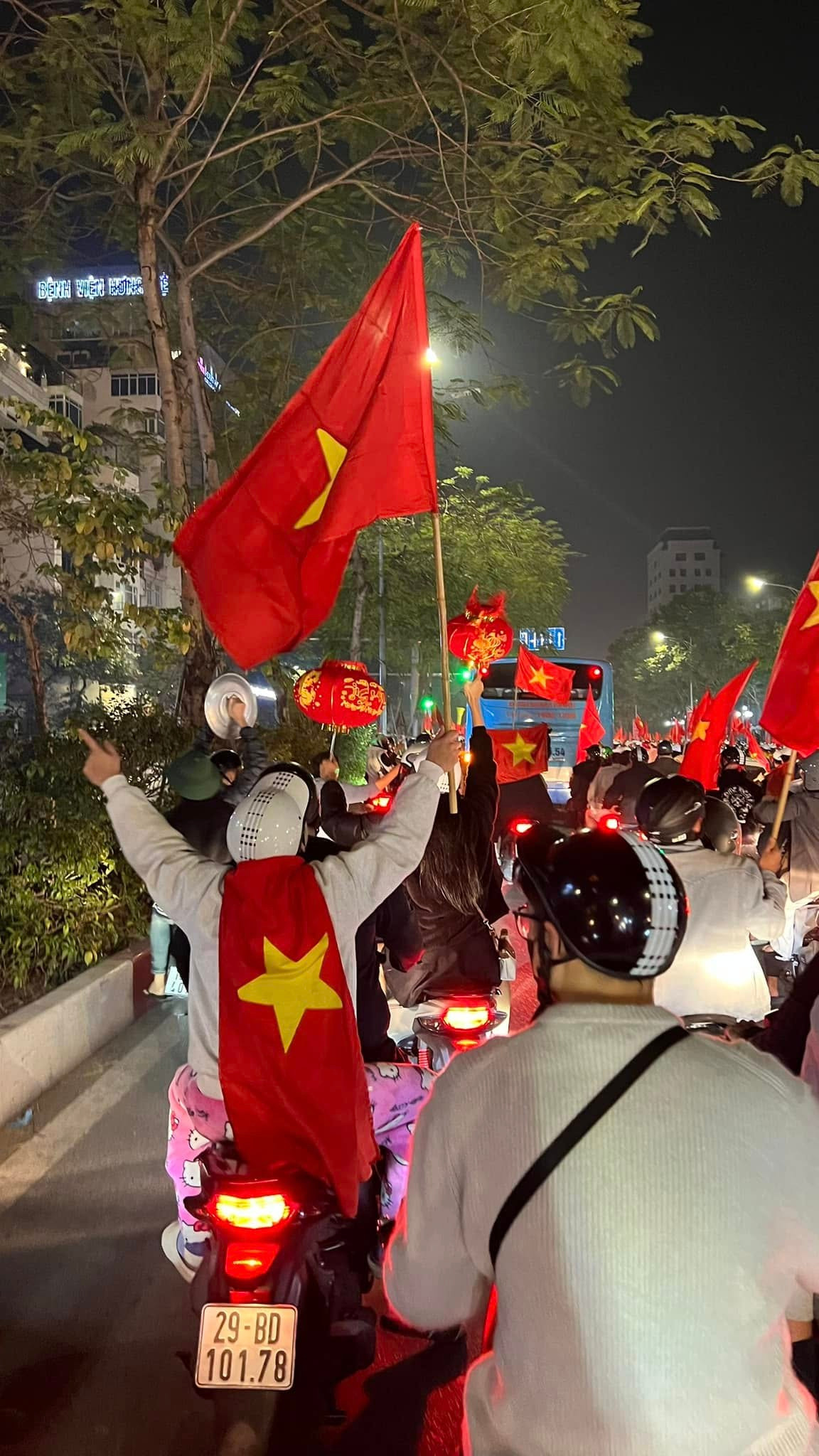 Hàng ngàn, hàng vạn người dân cùng nhau hô vang "Việt Nam Vô địch", cùng nhau hòa mình vào dòng người cuồng nhiệt.