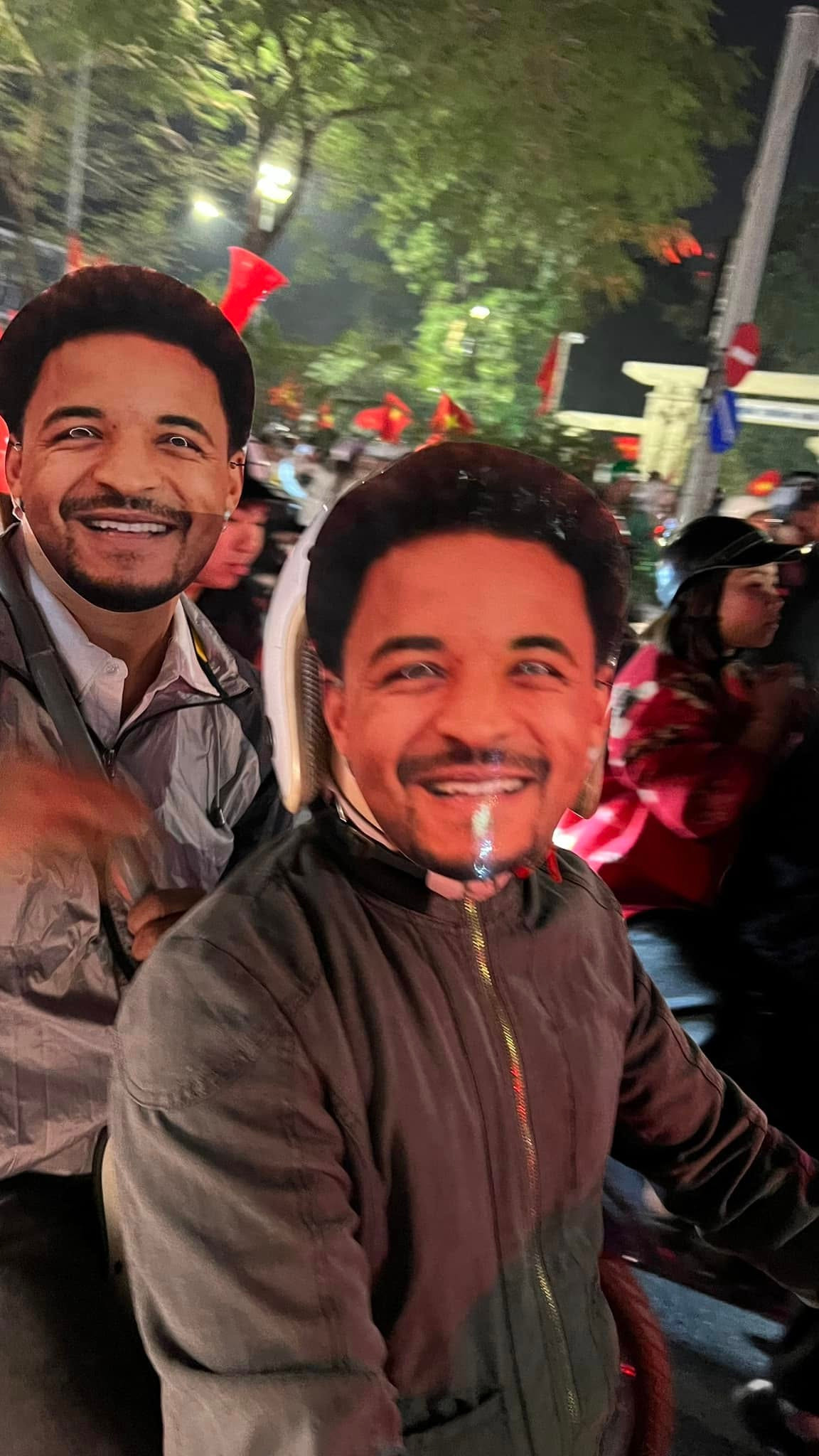 Những khoảnh khắc đi bão không chỉ đơn thuần là một lễ hội mừng chiến thắng, mà còn là minh chứng rõ nét về tình yêu bóng đá, về tinh thần đoàn kết của người Việt Nam. Đó là khoảnh khắc mà cả dân tộc cùng chung vui, cùng chia sẻ niềm hạnh phúc.