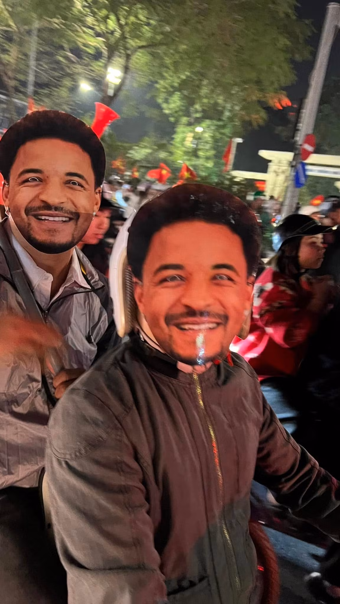 Những khoảnh khắc đi bão không chỉ đơn thuần là một lễ hội mừng chiến thắng, mà còn là minh chứng rõ nét về tình yêu bóng đá, về tinh thần đoàn kết của người Việt Nam. Đó là khoảnh khắc mà cả dân tộc cùng chung vui, cùng chia sẻ niềm hạnh phúc.