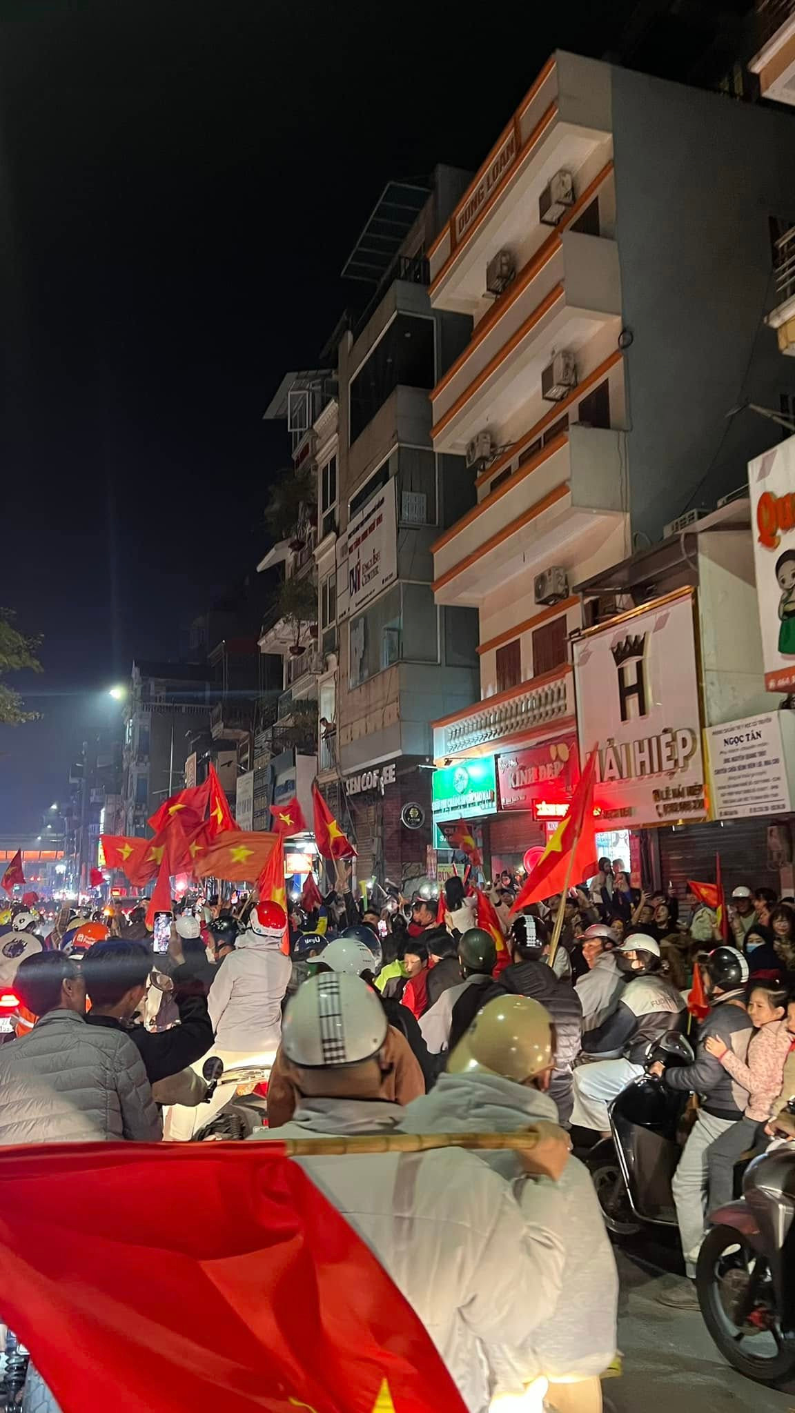 Áo đỏ sao vàng phủ kín khắp các con phố, tạo nên một bức tranh tuyệt đẹp về tình yêu bóng đá của người Việt.